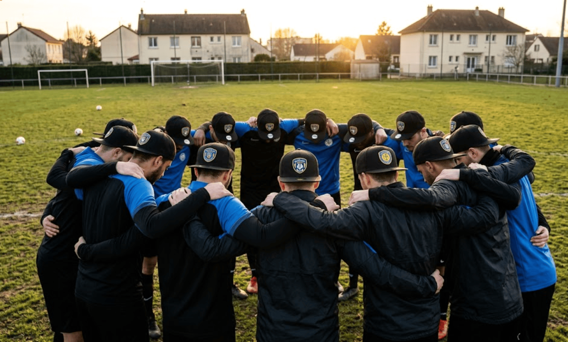 Casquette personnalisée pour club sportif : DTF ou broderie ? Guide pour votre équipe