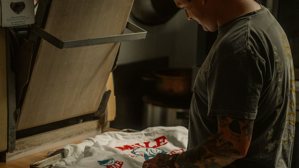 Presse à chaud ouverte sur un t-shirt imprimé dans un atelier de personnalisation textile (photo d'illustration)