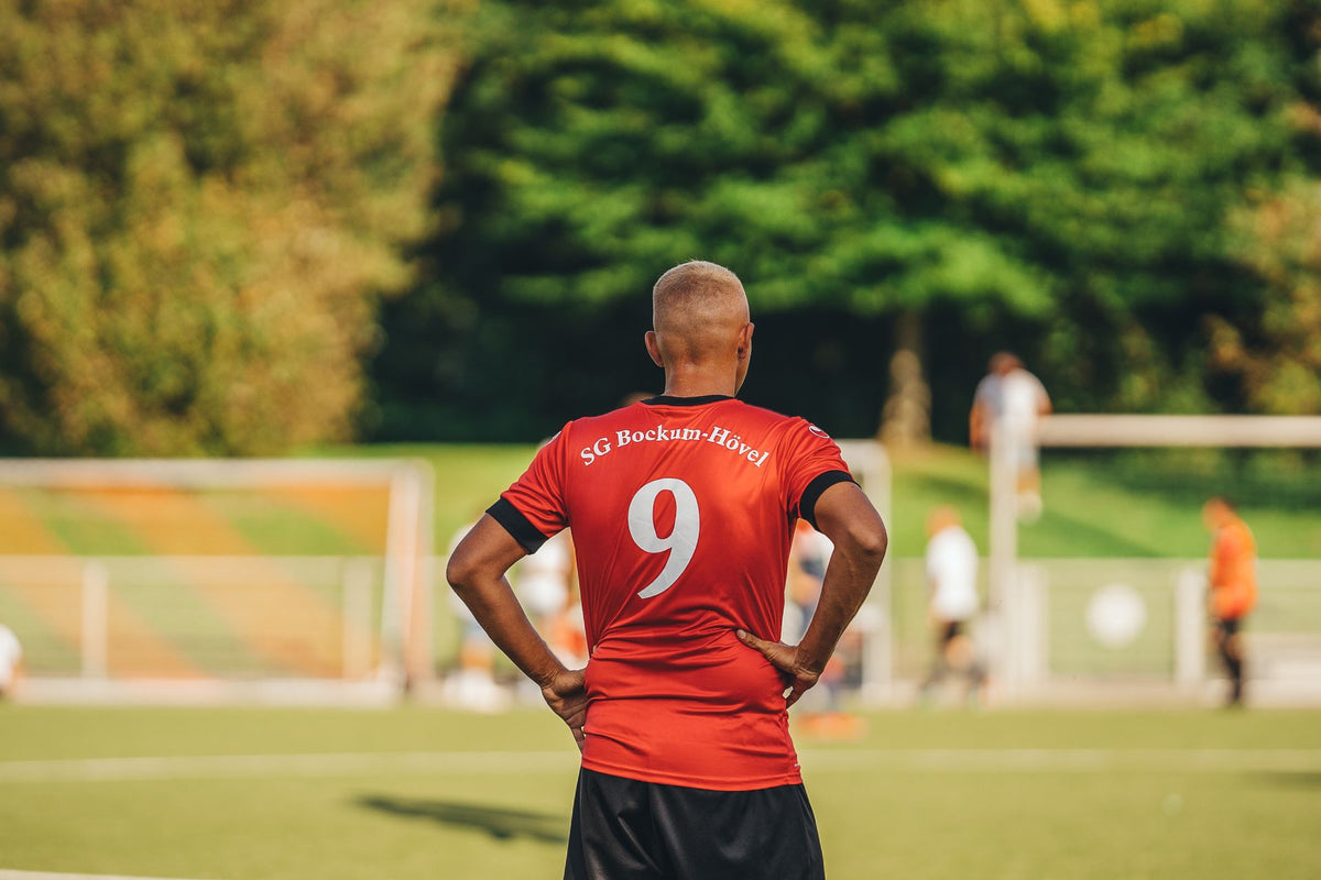 Dos d'un maillot de football de club amateur floqué du nom du club et du numéro 9