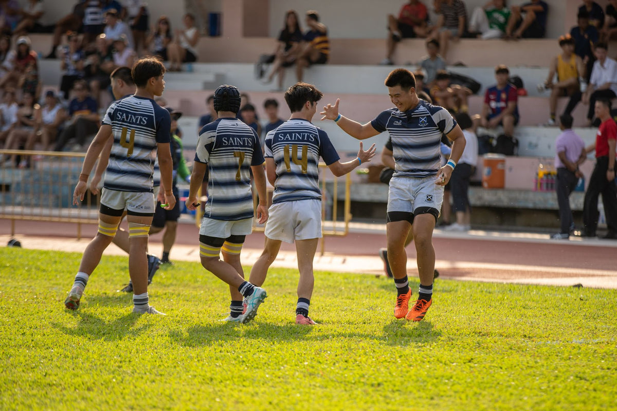 Joueurs de rugby en maillots floqués nom de club et numéro dans le dos