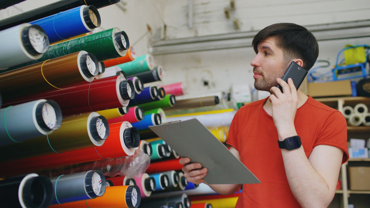 Atelier de personnalisation textile avec rouleaux de films colorés (photo d'illustration)