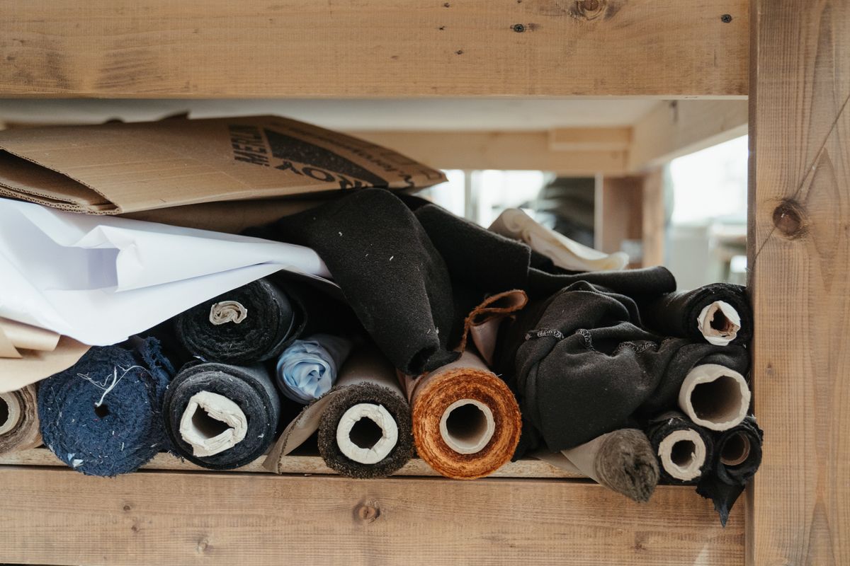 Rouleaux de tissus stockés dans un atelier de marquage textile prêts pour l'impression DTF