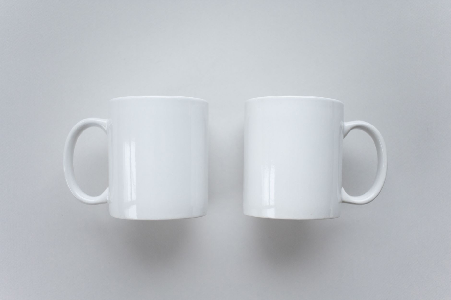 Deux mugs blancs vierges prêts à personnaliser en petite série DTF UV