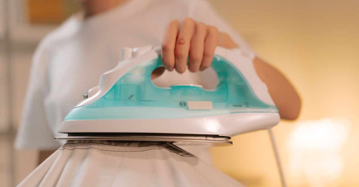 Application d'un transfert textile à la presse sur un vêtement en coton blanc