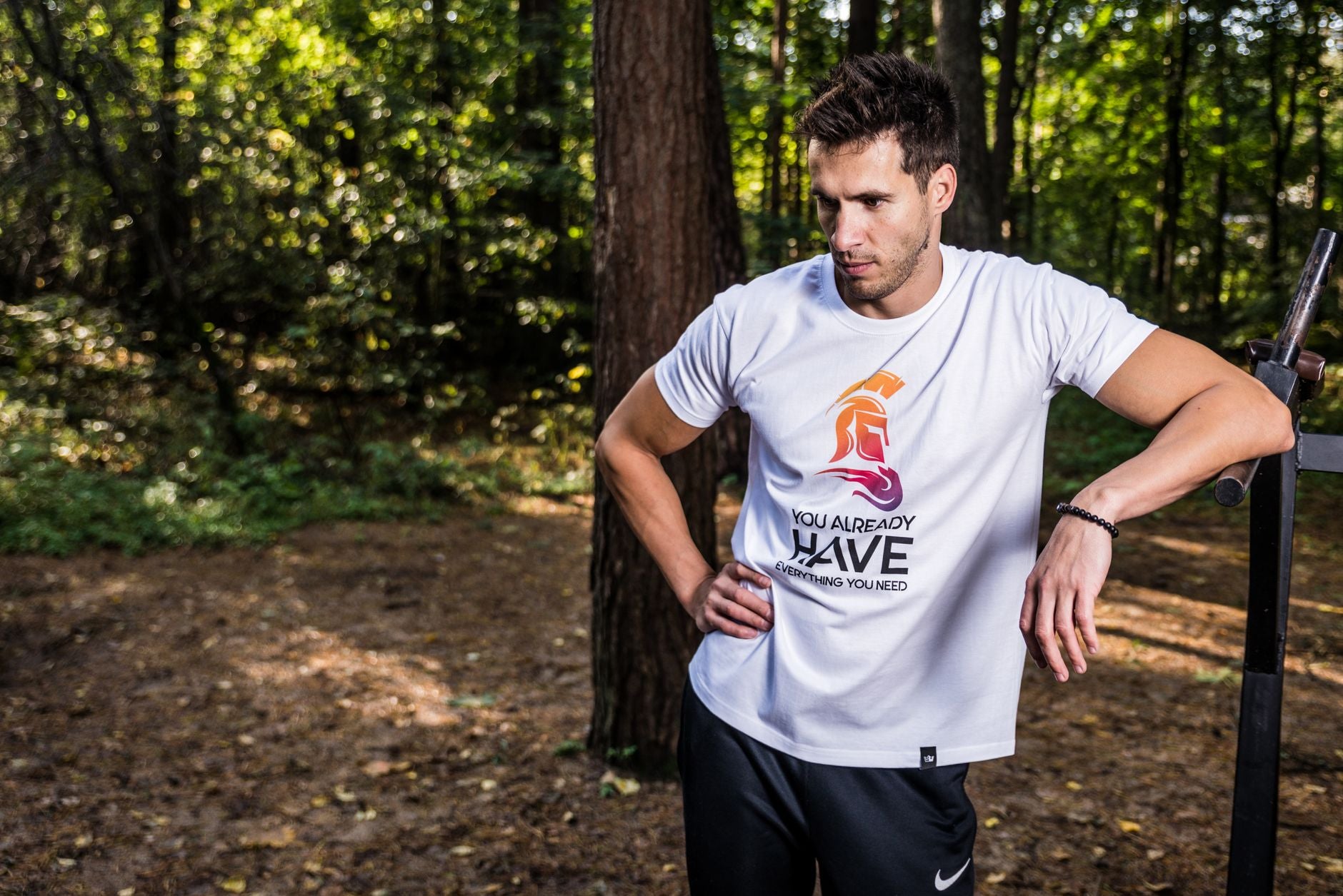 Équipe sportive portant des t-shirts personnalisés avec flocage DTF aux couleurs du club