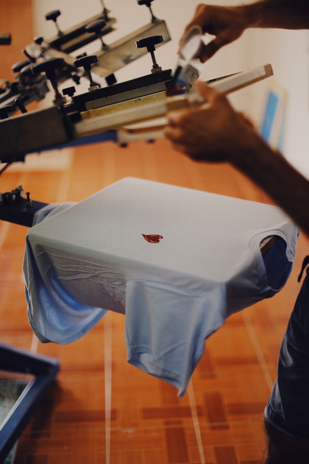 T-shirt tendu sur le plateau d'une machine d'impression textile en atelier
