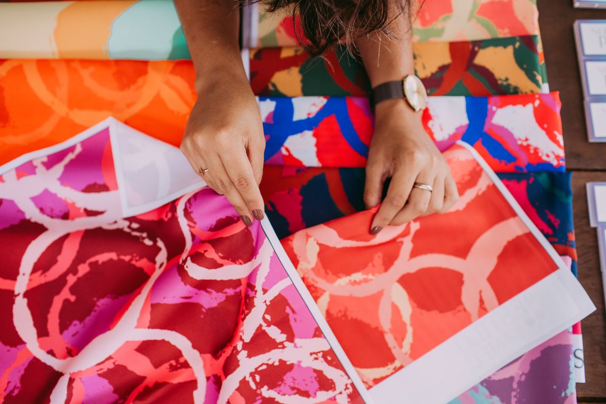 Échantillons de textiles imprimés comparés côte à côte pour choisir entre sublimation vs DTF textile