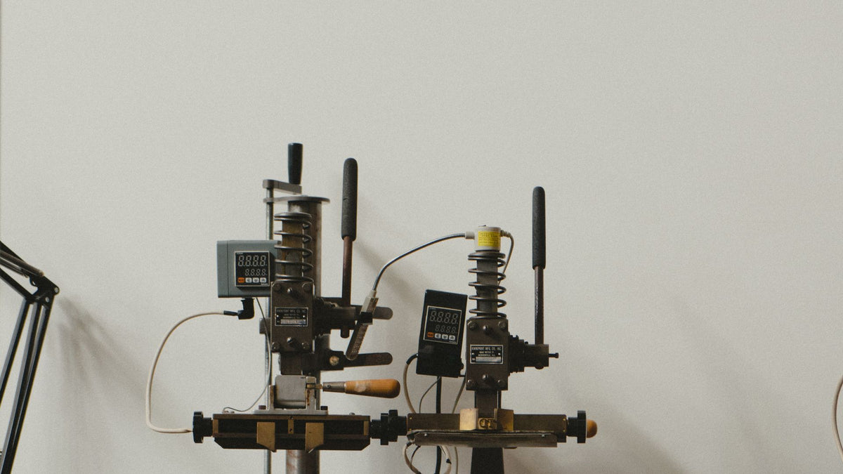 Presses à marquage à chaud équipées de contrôleurs de température dans un atelier (photo d'illustration)