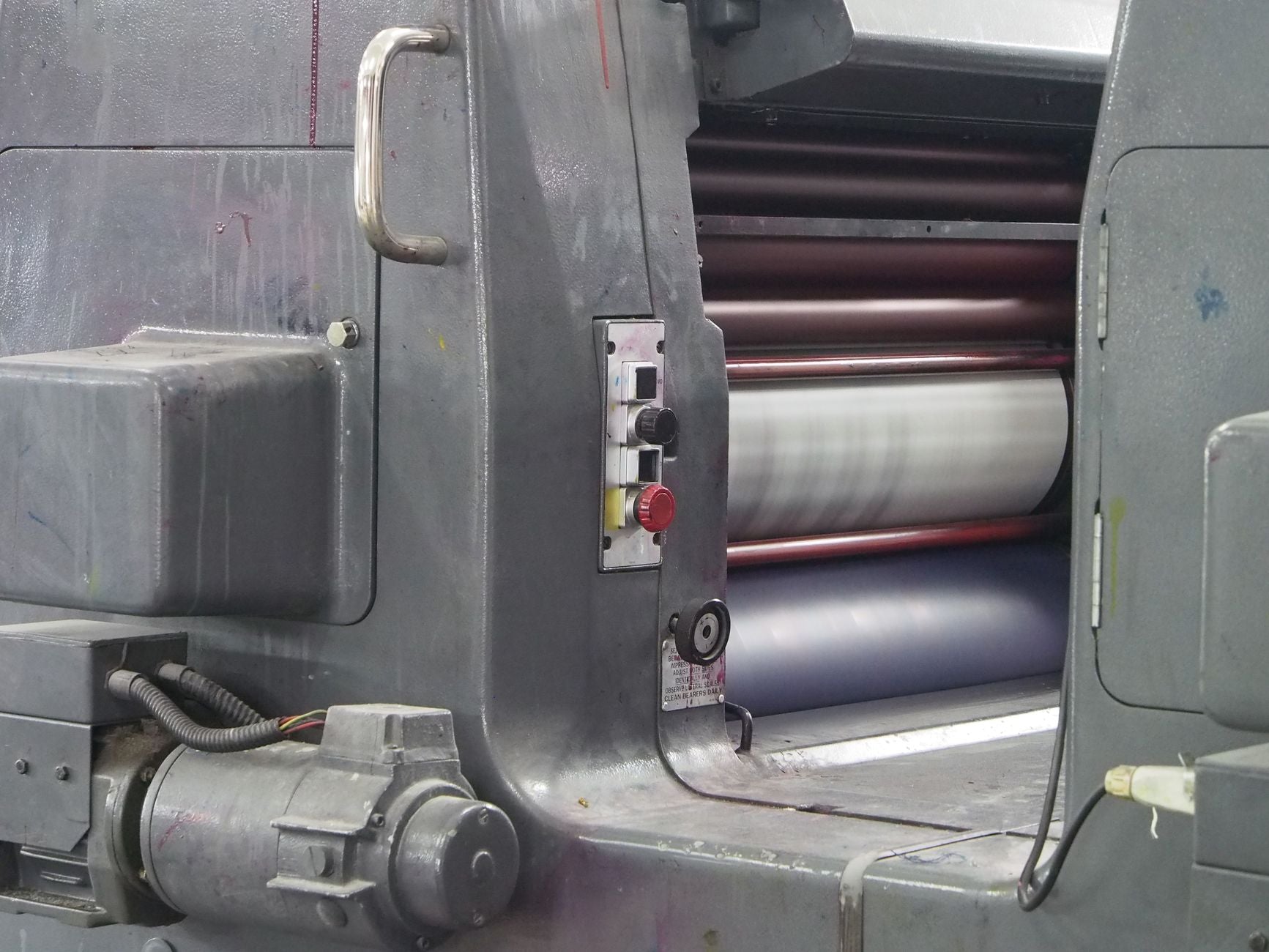 Presse à chaleur Stahls MAXX appliquant un transfert DTF sur un t-shirt personnalisé en atelier textile