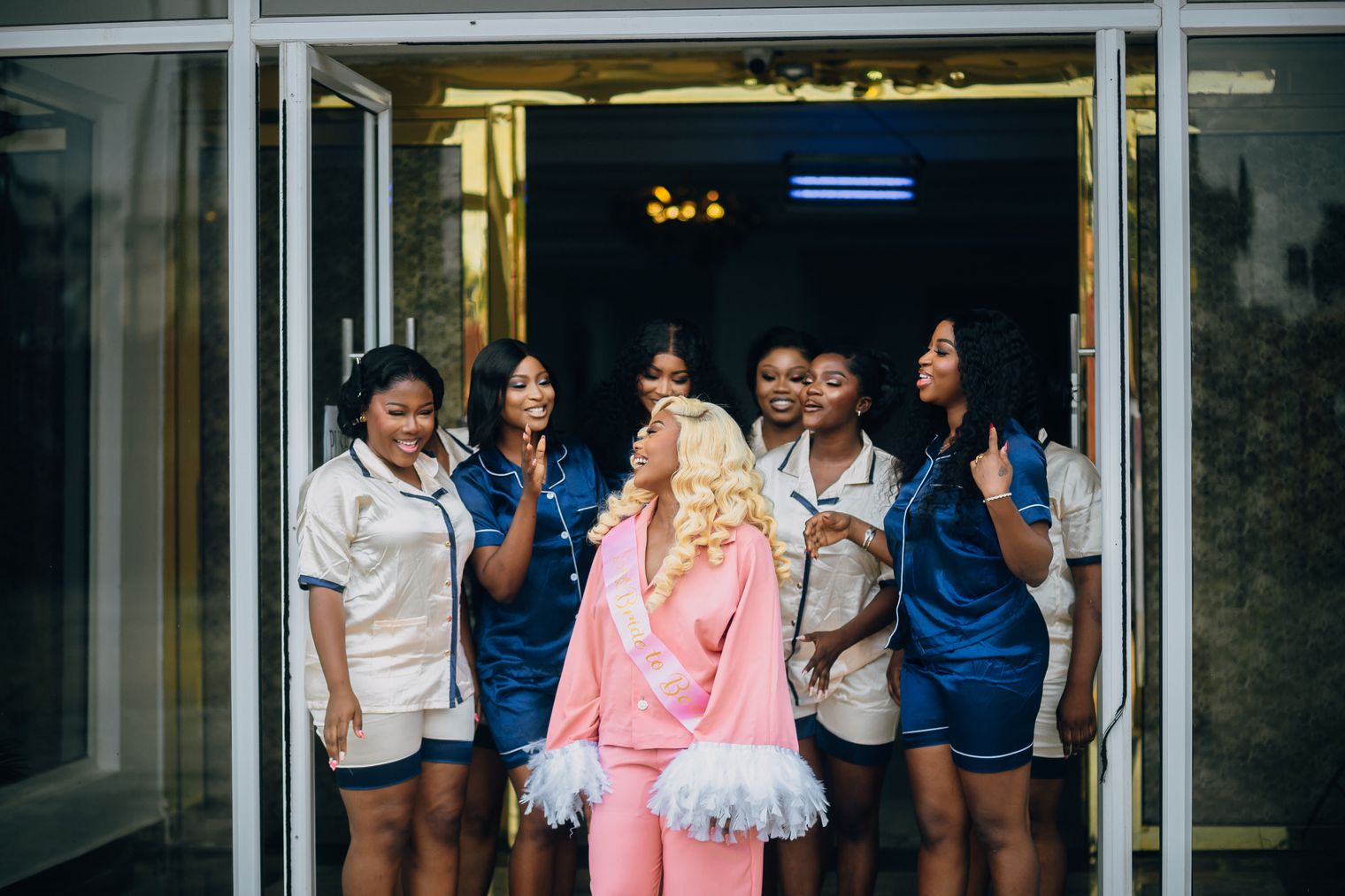 Team bride en tenues coordonnées, la future mariée distinguée par une couleur et un accessoire différents, exemple de tenue evjf réussie