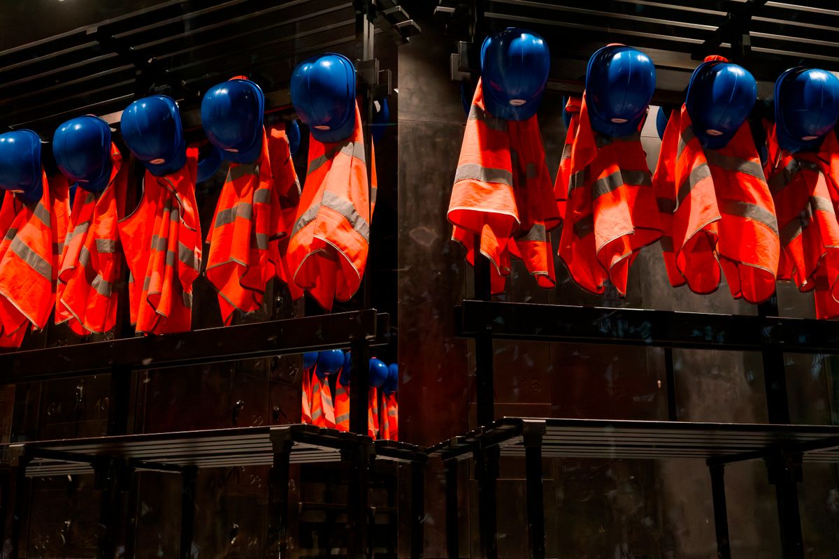 Vestes de sécurité haute visibilité et casques de chantier suspendus, prêts pour un marquage professionnel