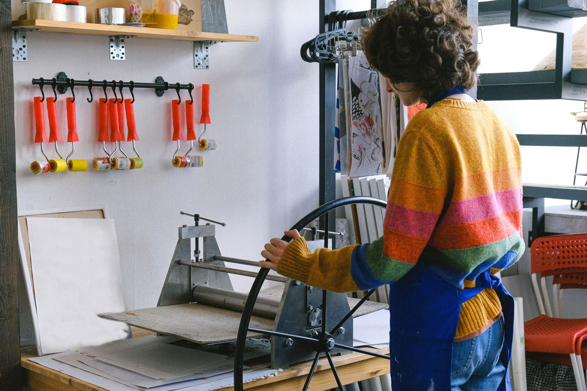 Presse à chaleur professionnelle appliquant un transfert DTF sur un t-shirt blanc en atelier