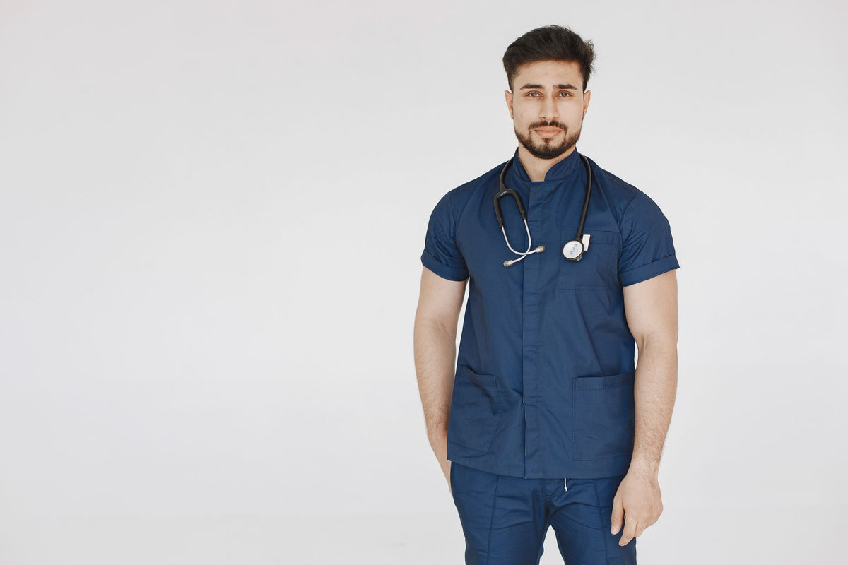 Blouse médicale bleue portée par un professionnel de santé (photo d'illustration)