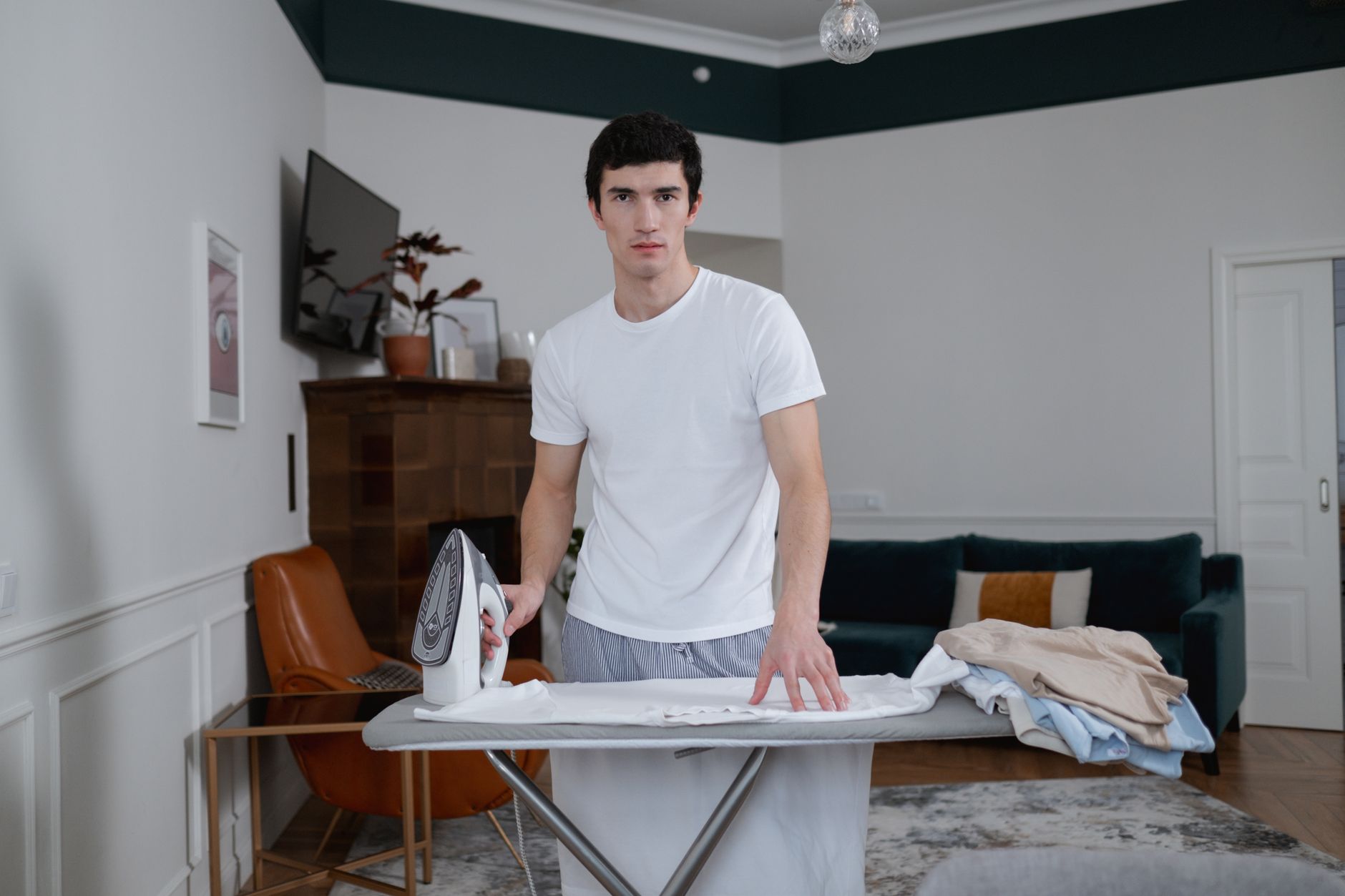 Pressage au fer à repasser d'un t-shirt blanc, technique utilisée pour poser un transfert DTF et créer un déguisement Halloween fait maison