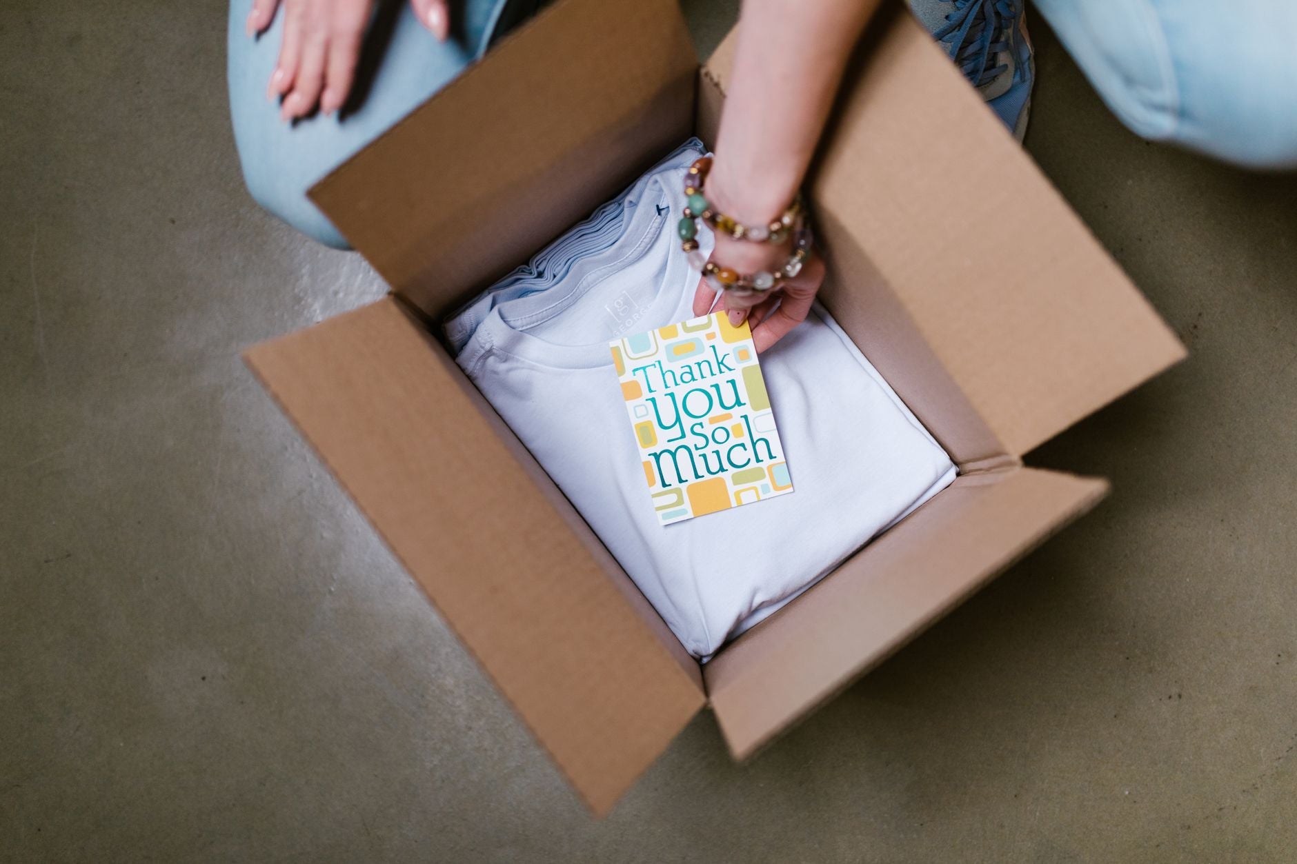 Presse à chaleur appliquant un transfert DTF personnalisé sur un t-shirt blanc en coton