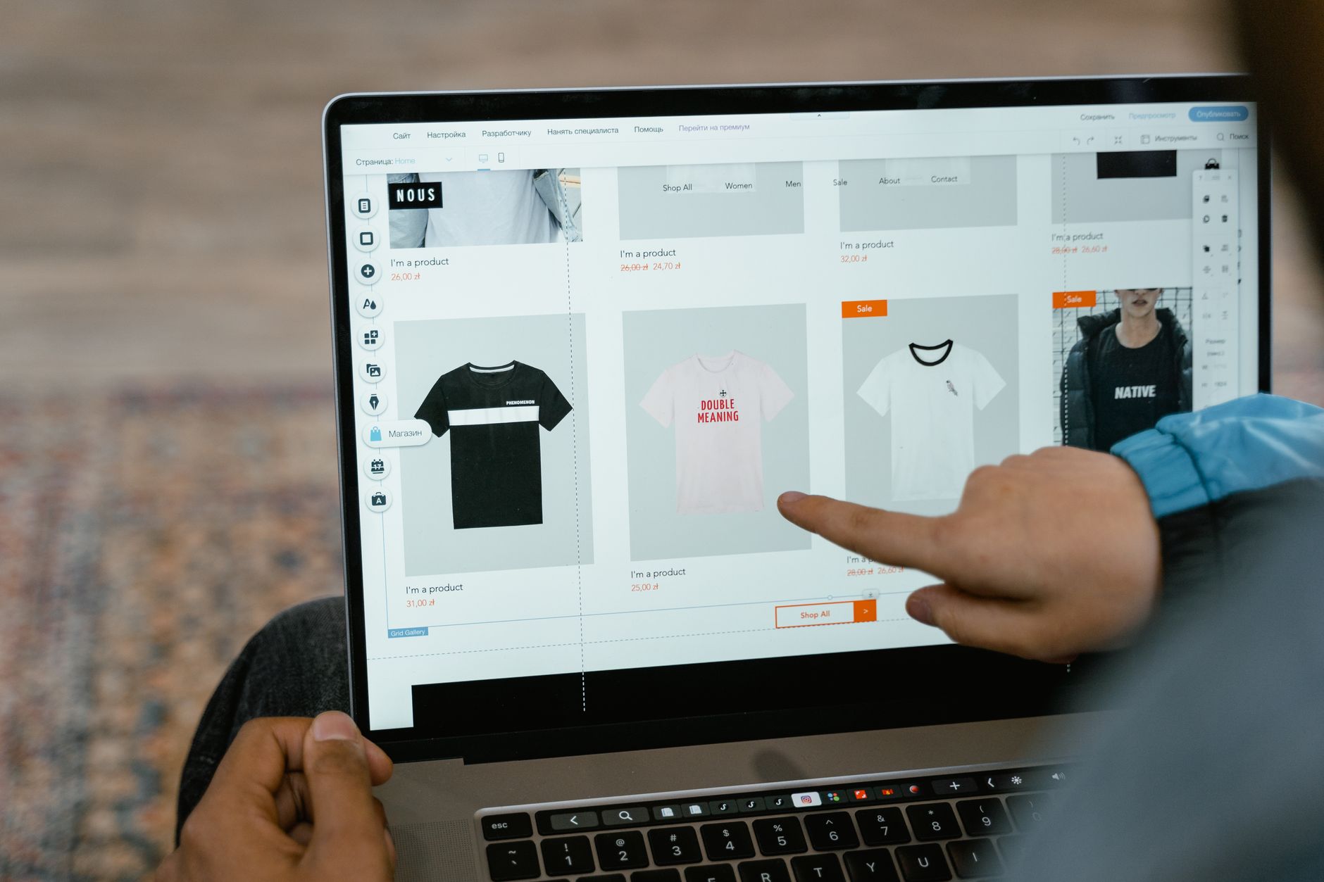 Créateur devant son ordinateur en train de concevoir un design personnalisé pour t-shirt d'événement