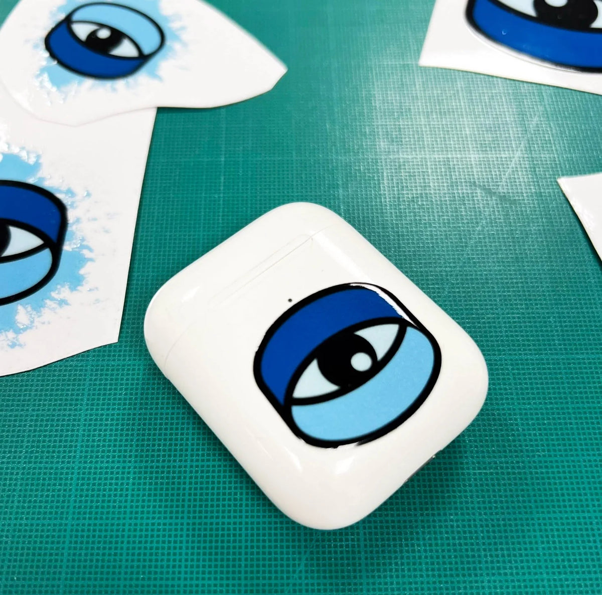Sticker personnalisé DTF UV DcomDTF imprimé sur un mug, exemple de rendu sur objet rigide (même technique que sur une gourde)